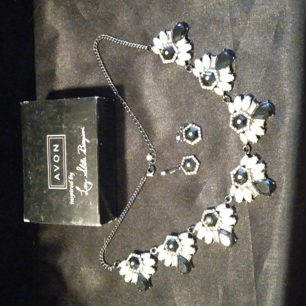 Avon collar necklace with earrings